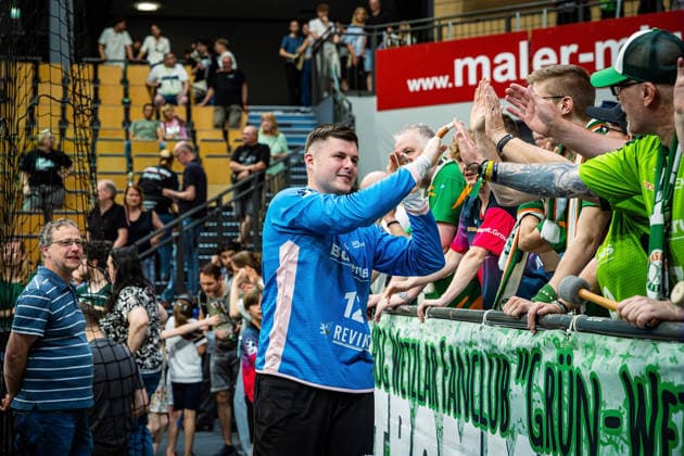 23.05.2026, xovx, Handball Daikin Handball-Bundesliga, HSG Wetzlar - HC Erlangen Die Spieler der HSG Wetzlar feiern gemeinsam mit ihren Fans ausgelassen den 29:26 Heimsieg über den HC Erlangen. Vorne Anadin Suljakovic (HSG Wetzlar) Wetzlar Buderus Arena Hessen Deutschland (DE)