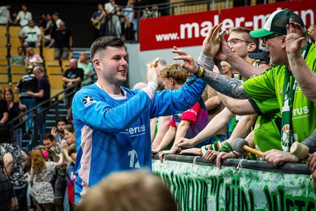 23.05.2026, xovx, Handball Daikin Handball-Bundesliga, HSG Wetzlar - HC Erlangen Die Spieler der HSG Wetzlar feiern gemeinsam mit ihren Fans ausgelassen den 29:26 Heimsieg über den HC Erlangen. Vorne Anadin Suljakovic (HSG Wetzlar) Wetzlar Buderus Arena Hessen Deutschland (DE)