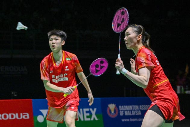 (260524) -- KUALA LUMPUR, May 24, 2026 -- Gao Jiaxuan (L) Wei Yaxin compete during the mixed doubles final match between Gao Jiaxuan Wei Yaxin of China and Pakkapon Teeraratsakul Sapsiree Taerattanachai of Thailand at 2026 Malaysia Masters badminton tournament in Kuala Lumpur, Malaysia, May 24, 2026. (Photo by Xinhua) (SP)MALAYSIA-KUALA LUMPUR-BADMINTON-MALAYSIA MASTERS-MIXED DOUBLES ChongxVoonxChung 