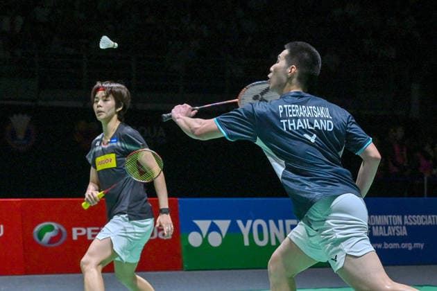 (260524) -- KUALA LUMPUR, May 24, 2026 -- Pakkapon Teeraratsakul (R) Sapsiree Taerattanachai compete during the mixed doubles final match between Gao Jiaxuan Wei Yaxin of China and Pakkapon Teeraratsakul Sapsiree Taerattanachai of Thailand at 2026 Malaysia Masters badminton tournament in Kuala Lumpur, Malaysia, May 24, 2026. (Photo by Xinhua) (SP)MALAYSIA-KUALA LUMPUR-BADMINTON-MALAYSIA MASTERS-MIXED DOUBLES ChongxVoonxChung 