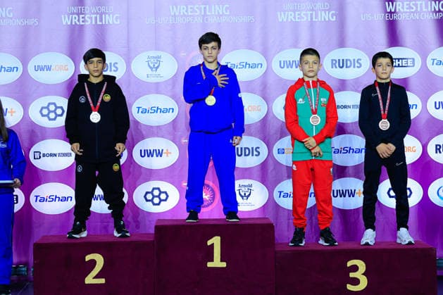 Ringen, U15 EM in Samokov U15 Wrestling European Championships Podium 38kg FS - Gold: Yusuf Abdullayev (AZE), Silver: Rezi Iobidze (GEO), Bronze: David Plamenov Petrov (BUL), Mohammad Biysultanov (BEL)