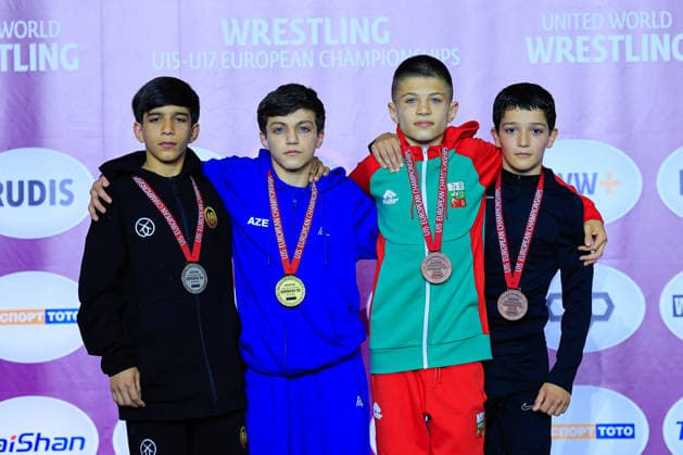 Ringen, U15 EM in Samokov U15 Wrestling European Championships Podium 38kg FS - Gold: Yusuf Abdullayev (AZE), Silver: Rezi Iobidze (GEO), Bronze: David Plamenov Petrov (BUL), Mohammad Biysultanov (BEL)