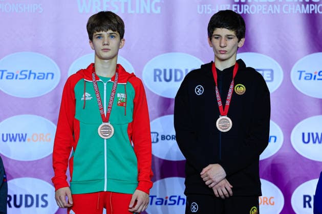 Ringen, U15 EM in Samokov U15 Wrestling European Championships Podium 52kg FS - Bronze: Petro Ivanovich Karlangach (BUL), Giorgi Lobzhanidze (GEO)
