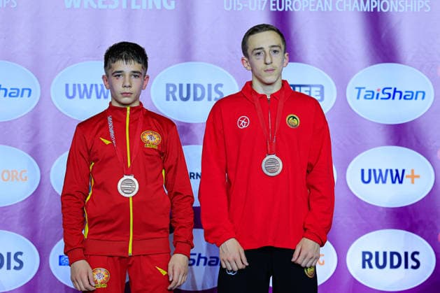 Ringen, U15 EM in Samokov U15 Wrestling European Championships Podium 48kg FS - Bronze: Luka Ananiev (MKD), Zurab Dotiashvili (GEO)