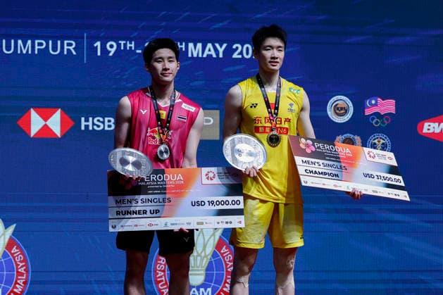 May 24, 2026, Kuala Lumpur, Malaysia: Li Shi Feng of China (R) and Panitchaphon Teeraratsakul of Thailand pose with their medals on the podium during the medal ceremony after the Mens Singles Final during the Perodua Malaysia Masters 2026 at Unifi Arena. Li Shi Feng won with scores; 21 21 : 16 17 Kuala Lumpur Malaysia - ZUMAs197 20260524_aaa_s197_005 Copyright: xWongxFokxLoyx