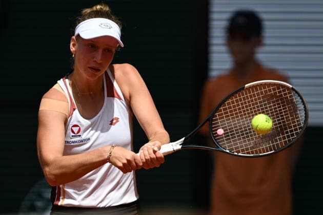 French Open (Roland Garros) - Day 1 PARIS, FRANCE - MAY 24: Sinja Kraus of France in action against Belinda Bencic of Switzerland (not seen) during a first-round women’s singles match on the first day of the French Open (Roland Garros) in Paris, France on May 24, 2026. Burak Akbulut Anadolu Paris France. Editorial use only. Please get in touch for any other usage.  Copyright: x2026xAnadoluxBurakxAkbulutx