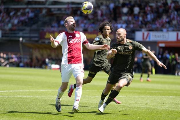 VOLENDAM , 24-05-2026 , Kras Stadium, season 2025 2026 , Play-offs for European football , Dutch Eredivisie Football . Match between Ajax and FC Utrecht , picture shows Ajax player Davy Klaassen, FC Utrecht player Mike van der Hoorn Ajax - Utrecht (play off)  x203935706x Copyright: