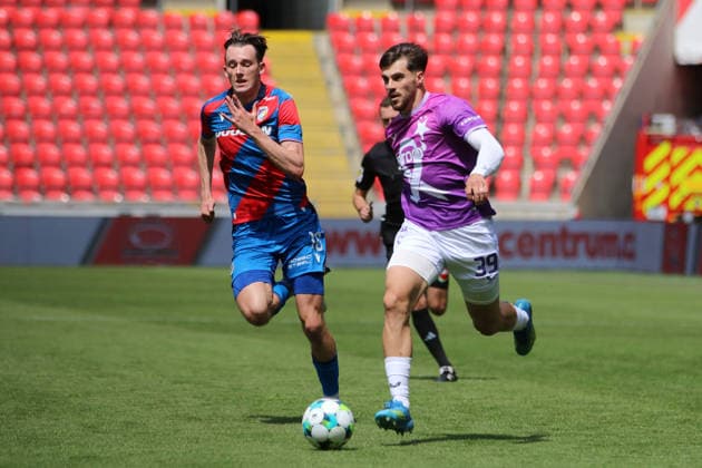 24.05.2026 Fußball Herren 2025 2026 Chance Liga Meisterrunde 5. Spieltag SK Slavia Prag - FC Viktoria Pilsen Fortuna Arena Prag David Jurasek (Prag, 39, lila) im Laufduell mit Adam Kadlec (Pilsen, 16, rotblau). Prag Prag Deutschland