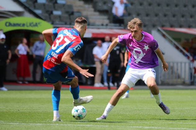 24.05.2026 Fußball Herren 2025 2026 Chance Liga Meisterrunde 5. Spieltag SK Slavia Prag - FC Viktoria Pilsen Fortuna Arena Prag David Krcik (Pilsen, 37, rotblau) klärt einen Ball vor Jakub Kolisek (Prag, 46, lila). Prag Prag Deutschland