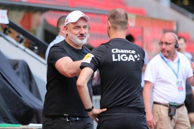 24.05.2026 Fußball Herren 2025 2026 Chance Liga Meisterrunde 5. Spieltag SK Slavia Prag - FC Viktoria Pilsen Fortuna Arena Prag Jindrich Trpisovsky (Prag, Trainer) begrüßt Lukas Nehasil (4. Offizieller) vor dem Spiel. Prag Prag Deutschland