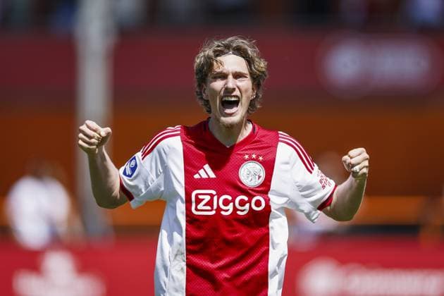 VOLENDAM - Mika Godts of AFC Ajax celebrates the 1-0 goal by Davy Klaassen of AFC Ajax during the Conference League play-off final match between AFC Ajax and FC Utrecht at the Kras Stadium on May 24, 2026, in Volendam, the Netherlands. MAURICE VAN STEEN ANP Play-offs Conference League - FINAL 2025-2026 xVIxANPxSportx xxANPxIVx 559233445 originalFilename: 559233445.jpg