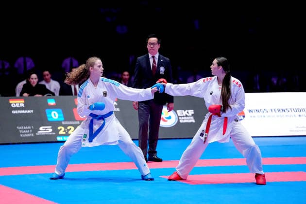 Deutschland: EKF Karate Europameisterschaft Seniors 2026 - Eissporthalle, Frankfurt: Das Female Kumite Team Deutschland (Bitsch, Hubrich, Kneer, Riedel, Schroeter) im Kampf um die Goldmedaille gegen das Team Frankreich (Arzumian, Ozserttas, Payrot, Pea, Sombe) Frankfurt am Main Eissporthalle Frankfurt Hessen Deutschland Copyright: xKjetilxWaberx