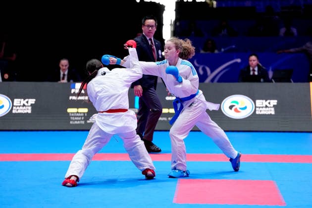 Deutschland: EKF Karate Europameisterschaft Seniors 2026 - Eissporthalle, Frankfurt: Das Female Kumite Team Deutschland (Bitsch, Hubrich, Kneer, Riedel, Schroeter) im Kampf um die Goldmedaille gegen das Team Frankreich (Arzumian, Ozserttas, Payrot, Pea, Sombe) Frankfurt am Main Eissporthalle Frankfurt Hessen Deutschland Copyright: xKjetilxWaberx