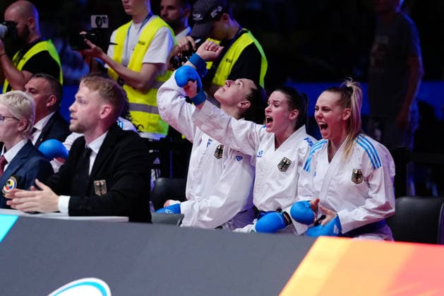 Deutschland: EKF Karate Europameisterschaft Seniors 2026 - Eissporthalle, Frankfurt: Das Female Kumite Team Deutschland (Bitsch, Hubrich, Kneer, Riedel, Schroeter) im Kampf um die Goldmedaille gegen das Team Frankreich (Arzumian, Ozserttas, Payrot, Pea, Sombe) Frankfurt am Main Eissporthalle Frankfurt Hessen Deutschland Copyright: xKjetilxWaberx