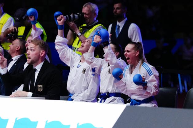 Deutschland: EKF Karate Europameisterschaft Seniors 2026 - Eissporthalle, Frankfurt: Das Female Kumite Team Deutschland (Bitsch, Hubrich, Kneer, Riedel, Schroeter) im Kampf um die Goldmedaille gegen das Team Frankreich (Arzumian, Ozserttas, Payrot, Pea, Sombe) Frankfurt am Main Eissporthalle Frankfurt Hessen Deutschland Copyright: xKjetilxWaberx