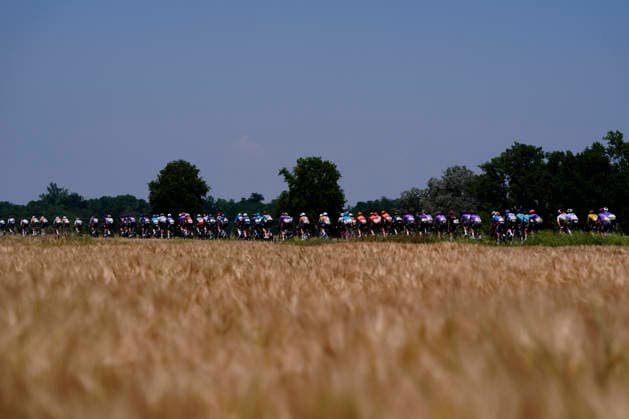 The pack rides during Stage 15 of the Giro d™Italia, from Voghera to Milano, Italy, Sunday, May 24, 2026.  Copyright: xx
