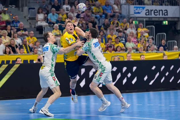 v.li.: Felix Claar (SCM, 7), Edwin Aspenbäck (RNL, 78), Elvar Örn Jonsson (SCM, 19), Zweikampf, Spielszene, Duell, duel, tackle, tackling, Dynamik, Action, Aktion, 24.05.2026, Mannheim (Deutschland), Handball, Bundesliga, Rhein-Neckar Löwen - SC Magdeburg