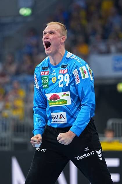 David Späth ( 29, Tor, Rhein Neckar Löwen) reißt die Fäuste nach einem gehaltenen Ball in die Luft und brüllt seinen Jubel heraus. Der Torwart im blauen Dress zeigt pure Emotion in der SAP Arena beim DAIKIN HBL-Spiel gegen den SC Magdeburg. Torwart David Späth ( 29, Rhein Neckar Löwen) jubelt in der SAP Arena