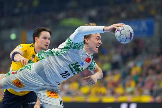 Gisli Thorgeir Kristjansson ( 10, SC Magdeburg) zieht in vollem Lauf zum Wurf ab und wird dabei von Robert Timmermeister ( 7, Rhein Neckar Löwen) bedrängt. Die Szene entstand beim DAIKIN HBL-Duell in der SAP Arena. SC Magdeburg 10 Gisli Kristjansson beim Wurf gegen Rhein Neckar Löwen in der SAP Arena