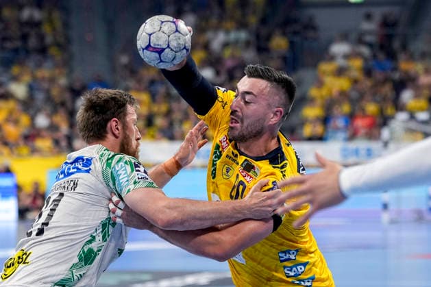 v.li.: Albin Lagergren (SCM, 21), Jannik Kohlbacher (RNL, 80), Zweikampf, Spielszene, Duell, duel, tackle, tackling, Dynamik, Action, Aktion, 24.05.2026, Mannheim (Deutschland), Handball, Bundesliga, Rhein-Neckar Löwen - SC Magdeburg