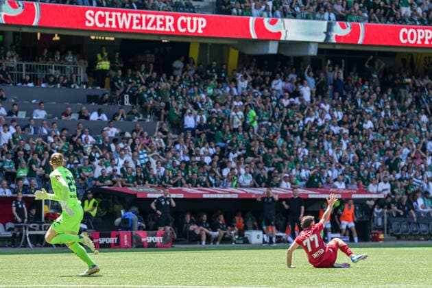 Fussball, Schweizer Cup, Finale: FC St. Gallen 1879 vs. FC Stade-Lausanne-Ouchy, Sonntag, 24.05.2026 (Stadion Wankdorf, Bern); Foul von Lukas Watkowiak (25, FC St. Gallen) an Vasco Tritten (77, Stade-Lausanne-Ouchy) Copyright: xValentinxDomgjonix