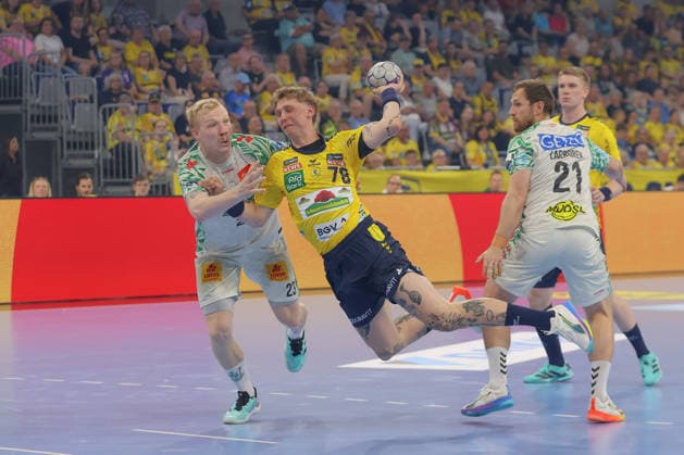 24.05.2026, xtgx, Handball, Daikin HBL, Rhein Neckar Löwen - SC Magdeburg v.l. Magnus Saugstrup (Magdeburg, 23), Edwin Aspenbaeck (Rhein-Neckar Loewen, 78) Zweikampf, Duell, Kampf, tackle wirft Tor, Torschuetze, erzielt Tor, Treffer, scores the goal Mannheim