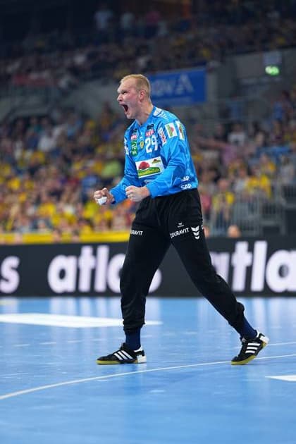 David Späth ( 29, Tor, Rhein Neckar Löwen) reißt die Fäuste in die Höhe und jubelt lautstark auf dem Parkett der SAP Arena. Der Torhüter im blauen Dress zeigt pure Emotionen vor der voll besetzten Tribüne. Torwart David Späth ( 29, Rhein Neckar Löwen) jubelt in der SAP Arena