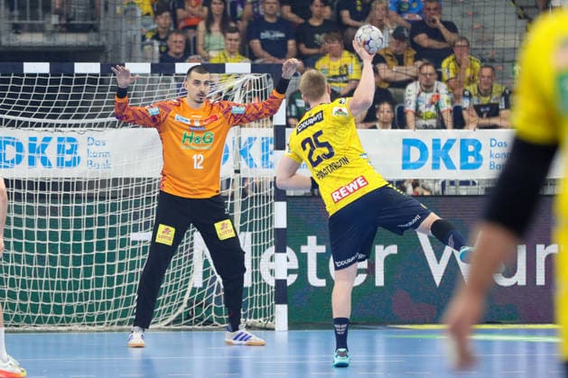 24.05.2026, xgox, Handball - Daikin HBL Rhein-Neckar Löwen - SC Magdeburg emspor, v.l. Matej Mandic (Magdeburg, 12) beim Siebenmeter Haukur Thrastarson (Rhein-Neckar Loewen, 25) Mannheim