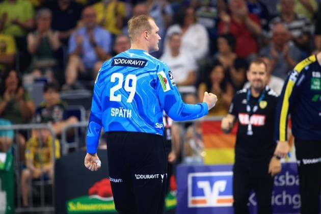 David Späth ( 29, Torwart, Rhein Neckar Löwen) ballt die Faust und jubelt nach einer Parade in der SAP Arena. Im Hintergrund ist das Trainerteam der Löwen zu sehen. Torwart David Späth ( 29) von Rhein Neckar Löwen jubelt in der SAP Arena