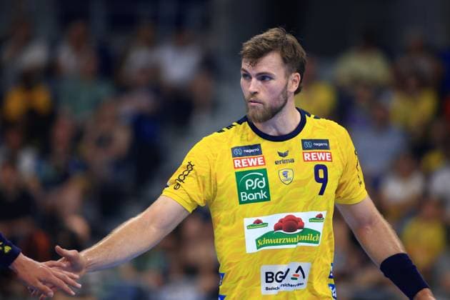 Steven Plucnar Jacobsen ( 9, Kreisläufer, Rhein Neckar Löwen) im gelben Trikot der Löwen während der Partie in der SAP Arena. Der dänische Kreisläufer ist konzentriert im Spielgeschehen. Steven Plucnar Jacobsen ( 9, Rhein Neckar Löwen) in der SAP Arena