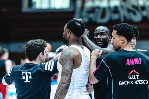 easyCredit Basketball Bundesliga, 4. Playoff-Viertelfinale: Fitness First Baskets Würzburg vs. Telekom Baskets Bonn, 24.05.2026 Huddle vor dem Spiel - easyCredit Basketball Bundesliga, 4. Playoff-Viertelfinale: Fitness First Baskets Würzburg vs. Telekom Baskets Bonn, 24.05.2026, Tectake Arena Würzburg Copyright: xBEAUTIFULxSPORTS Derixx