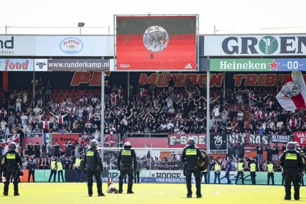 VOLENDAM - Police officers on the field after supporters invaded the pitch following the Conference League play-off final match between AFC Ajax and FC Utrecht at the Kras Stadium on May 24, 2026, in Volendam, the Netherlands. SONNY LENSEN ANP Play-offs Conference League - FINAL 2025-2026 xVIxANPxSportx xxANPxIVx 559236949 originalFilename: 559236949.jpg