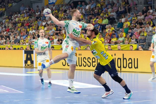 24.05.2026, xgox, Handball - Daikin HBL Rhein-Neckar Löwen - SC Magdeburg emspor, v.l. Lukas Mertens (Magdeburg, 22) , Dani Baijens (Rhein-Neckar Loewen, 77) Zweikampf, Duell, Kampf, tackle Mannheim