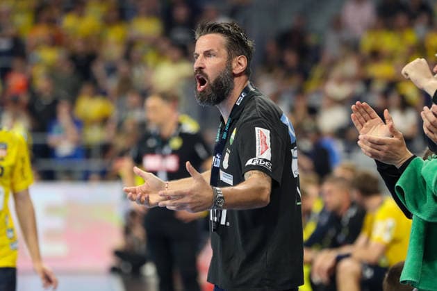 24.05.2026, xgox, Handball - Daikin HBL Rhein-Neckar Löwen - SC Magdeburg emspor, v.l. Bennet Wiegert (Magdeburg, Trainer) gibt Anweisungen, gestikuliert mit den Armen, gesticulate, gives instructions Mannheim
