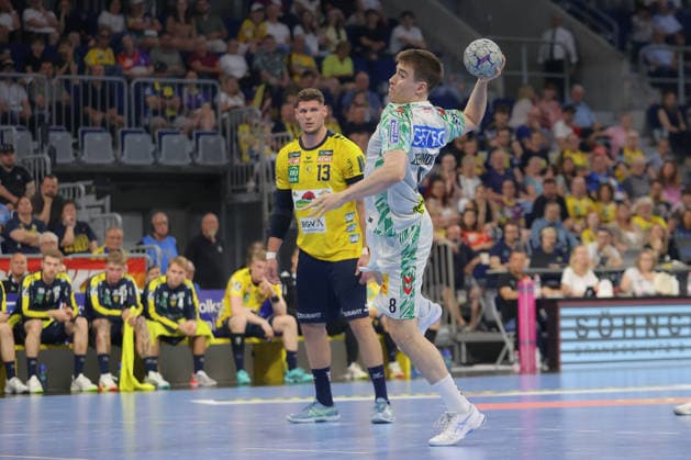 24.05.2026, xtgx, Handball, Daikin HBL, Rhein Neckar Löwen - SC Magdeburg v.l. Manuel Zehnder (Magdeburg, 8) wirft Tor, Torschuetze, erzielt Tor, Treffer, scores the goal Siebenmeter Mannheim