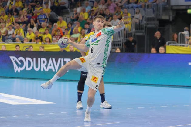 24.05.2026, xtgx, Handball, Daikin HBL, Rhein Neckar Löwen - SC Magdeburg v.l. Manuel Zehnder (Magdeburg, 8) wirft Tor, Torschuetze, erzielt Tor, Treffer, scores the goal Siebenmeter Mannheim