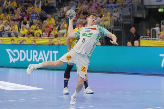 24.05.2026, xtgx, Handball, Daikin HBL, Rhein Neckar Löwen - SC Magdeburg v.l. Manuel Zehnder (Magdeburg, 8) wirft Tor, Torschuetze, erzielt Tor, Treffer, scores the goal Siebenmeter Mannheim