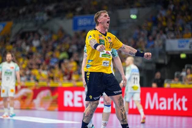 Haukur Thrastarson ( 25) von den Rhein Neckar Löwen jubelt mit geballter Faust und weit geöffnetem Mund in der SAP Arena. Im Hintergrund sind Spieler beider Teams in weißen und gelben Trikots zu sehen. Haukur Thrastarson ( 25; Rhein Neckar Löwen) bejubelt Treffer in der SAP Arena
