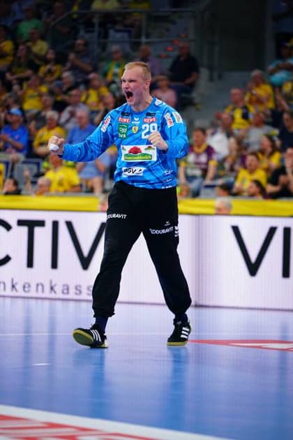 Torwart David Späth ( 29) von den Rhein Neckar Löwen reißt beide Fäuste hoch und schreit seinen Jubel heraus. Im Hintergrund ist die vollbesetzte SAP Arena mit zahlreichen gelb gekleideten Fans zu sehen. David Späth ( 29; Rhein Neckar Löwen) bejubelt Parade in der SAP Arena
