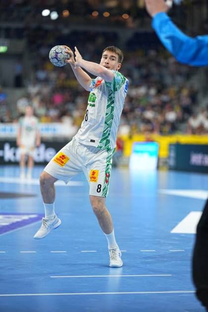 Manuel Zehnder ( 8; SC Magdeburg) springt ab und wirft den Ball in Richtung Tor. Im Hintergrund ist die gefüllte SAP Arena mit gelb gekleideten Löwen-Fans zu sehen. Manuel Zehnder ( 8; SC Magdeburg) beim Wurf in der SAP Arena