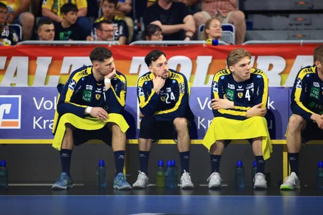 Sebastian Heymann ( 13), Patrick Groetzki ( 24) und Elias Ciudad-Benitez ( 41) sitzen nachdenklich auf der Auswechselbank der Rhein Neckar Löwen in der SAP Arena. Die drei Spieler verfolgen das Spiel gegen den SC Magdeburg in der DAIKIN HBL konzentriert. Sebastian Heymann, Patrick Groetzki und Elias Ciudad-Benitez (Rhein Neckar Löwen) auf der Bank