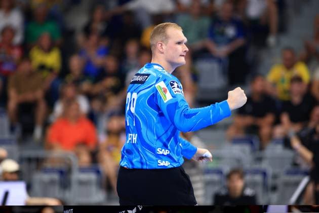Torwart David Späth ( 29) von den Rhein Neckar Löwen ballt jubelnd die Faust in der SAP Arena. Er trägt das blaue Torwarttrikot der Löwen mit der Nummer 29. David Späth ( 29; Rhein Neckar Löwen) ballt die Faust