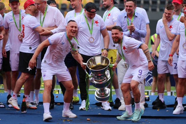 24.05.2026 Fußball Herren 2025 2026 Chance Liga Meisterrunde 5. Spieltag SK Slavia Prag - FC Viktoria Pilsen Fortuna Arena Prag Vasil Kusej (Prag, 9, lila) und Jan Boril (Prag, 18, lila) stemmen den Meisterpokal in die Höhe. Prag Prag Deutschland