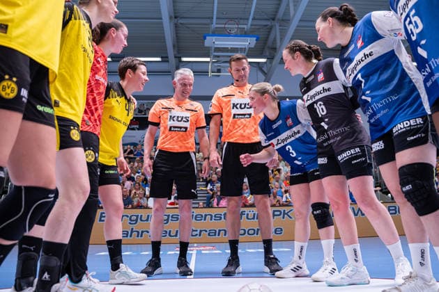 HSG Blomberg-Lippe (GER) vs. Borussia Dortmund (GER) Handball, 1. Handball Bundesliga Frauen, Finale, Spiel 2, 24.5.2026, Saision 2025 2026, Blomberg Die Spielerinnen und Schiedsrichter begruessen sich gegenseitig. Im Fokus: Robert Schulze (Schiedsrichter) und Tobias Toennies (Schiedsrichter) Blomberg Sporthalle an der Ulmenallee Deutschland