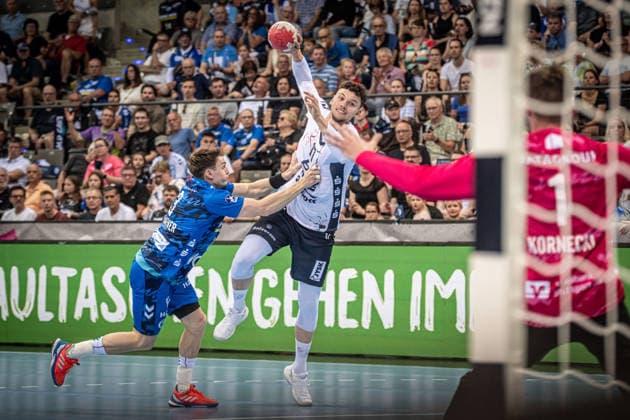 Marko Grgic (SG Flensburg-Handewitt, 17) vs. Max Haefner (TVB Stuttgart, 03), li. , im Tor: Mateusz Kornecki (TVB Stuttgart, 01) GER, TVB Stuttgart - SG Flensburg-Handewitt, DAIKIN HBL, Handball, Bundesliga, 32. Spieltag, Spielzeit 2025 2026, 24.05.2026 GER, TVB Stuttgart - SG Flensburg-Handewitt, DAIKIN HBL, Handball, Bundesliga, 32. Spieltag, Spielzeit 2025 2026, 24.05.2026 Stuttgart Copyright: xSandyxDinkelackerx EP_SDR