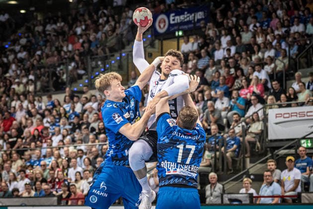 Sport Bilder des Tages Marko Grgic (SG Flensburg-Handewitt, 17) zwischen Linus Schmid (TVB Stuttgart, 18) und Samuel Roethlisberger (TVB Stuttgart, 17) GER, TVB Stuttgart - SG Flensburg-Handewitt, DAIKIN HBL, Handball, Bundesliga, 32. Spieltag, Spielzeit 2025 2026, 24.05.2026 GER, TVB Stuttgart - SG Flensburg-Handewitt, DAIKIN HBL, Handball, Bundesliga, 32. Spieltag, Spielzeit 2025 2026, 24.05.2026 Stuttgart *** Marko Grgic SG Flensburg Handewitt, 17 between Linus Schmid TVB Stuttgart, 18 and Samuel Roethlisberger TVB Stuttgart, 17 GER, TVB Stuttgart SG Flensburg Handewitt, DAIKIN HBL, Handball, Bundesliga, 32 Matchday, Season 2025 2026, 24 05 2026 GER, TVB Stuttgart SG Flensburg Handewitt, DAIKIN HBL, Handball, Bundesliga, 32 Matchday, Season 2025 2026, 24 05 2026 Stuttgart Copyright: xSandyxDinkelackerx EP_SDR
