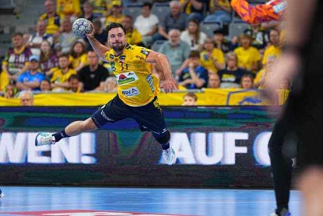 Dani Baijens ( 77) von den Rhein Neckar Löwen springt im gelben Trikot ab und holt zum Wurf auf das Tor aus. Im Hintergrund ist die gefüllte SAP Arena mit zahlreichen Zuschauern zu sehen. Dani Baijens ( 77; Rhein Neckar Löwen) beim Wurfversuch in der SAP Arena