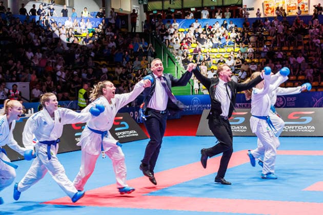 Gold Medal Match Kumite Team Frauen Frankreich (rot) - Deutschland (blau); Jubel bei Deutschland über den Sieg; Sieger, Erstplatzierte, Goldmedaille, 24.05.2026, Frankfurt am Main (Deutschland), 61. Karate-Europameisterschaften 2026 Frankfurt Main