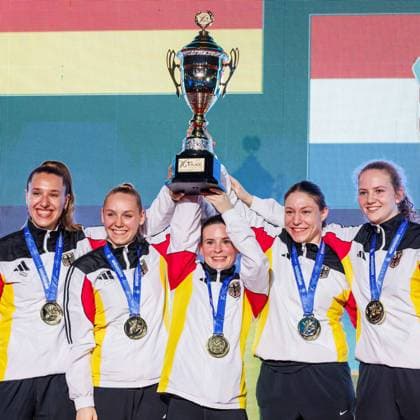 Sport Bilder des Tages Siegerehrung Frauen Team Kumite; Team Deutschland; Sieger, Erstplatzierte, Goldmedaille; Jubel, 24.05.2026, Frankfurt am Main (Deutschland), 61. Karate-Europameisterschaften 2026 Frankfurt Main *** Award ceremony Women Team Kumite Team Germany Winner, first place, gold medal cheers, 24 05 2026, Frankfurt am Main Germany , 61 Karate European Championships 2026 Frankfurt Main xprx
