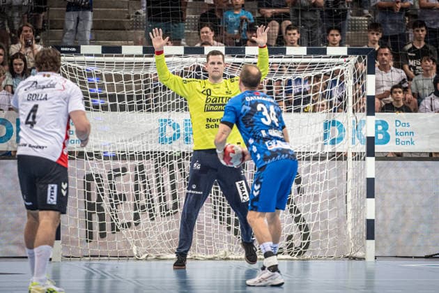 Kevin Moller (SG Flensburg-Handewitt, 20) vs. Kai Haefner (TVB Stuttgart, 34) GER, TVB Stuttgart - SG Flensburg-Handewitt, DAIKIN HBL, Handball, Bundesliga, 32. Spieltag, Spielzeit 2025 2026, 24.05.2026 GER, TVB Stuttgart - SG Flensburg-Handewitt, DAIKIN HBL, Handball, Bundesliga, 32. Spieltag, Spielzeit 2025 2026, 24.05.2026 Stuttgart Copyright: xSandyxDinkelackerx EP_SDR